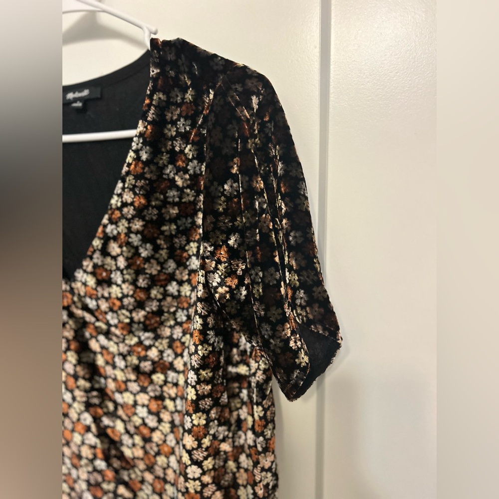 Like New Madewell Velvet Tulip-Sleeve Ruffle Top in Petite Bloom - Picture 8 of 12